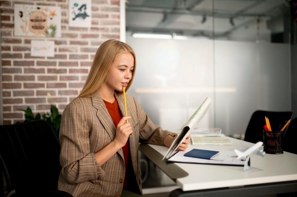 medium-shot-woman-working-agency_23-2149080843.jpg блондинка