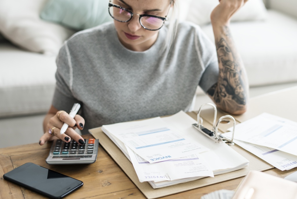caucasian-woman-with-invoice-bills.jpg телефон
