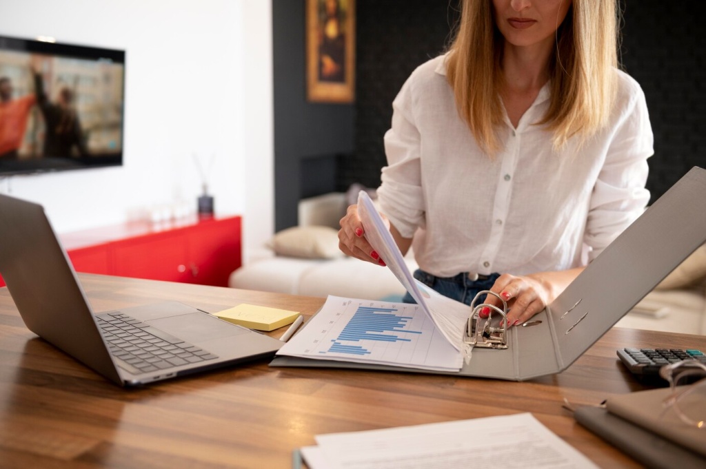 working-from-home-time-management-concept_23-2149065330.jpg папка