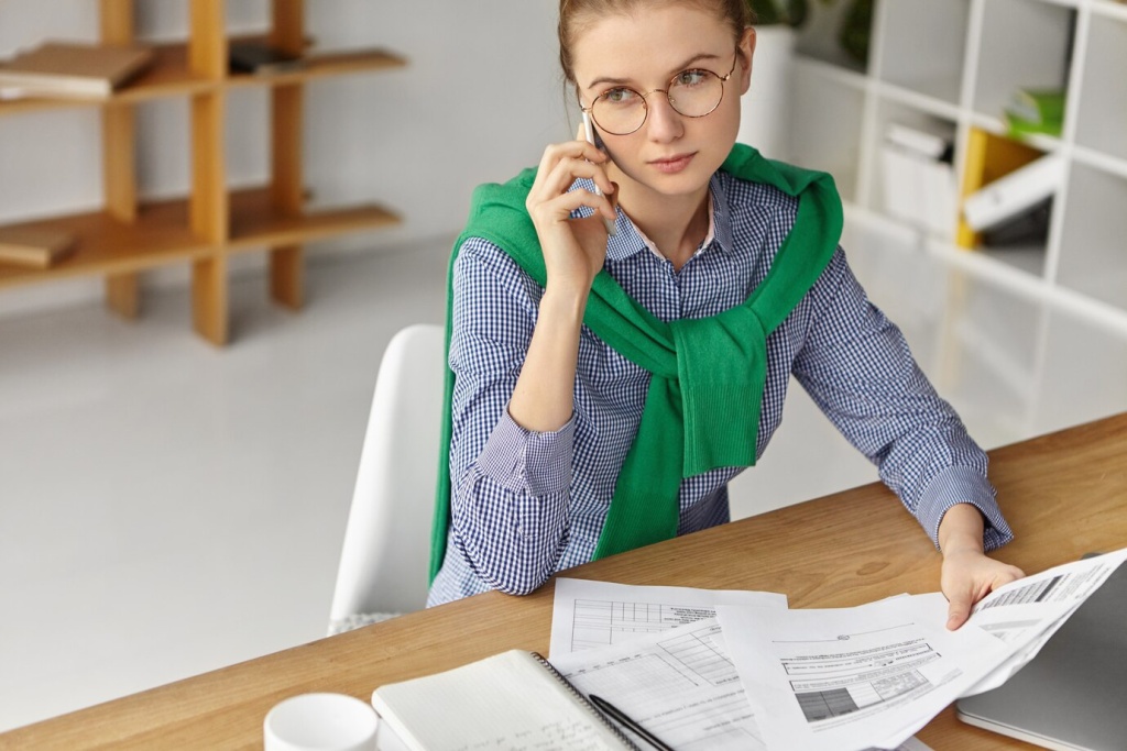 beautiful-woman-dressed-formally-office-with-phone_273609-4590.jpg полка