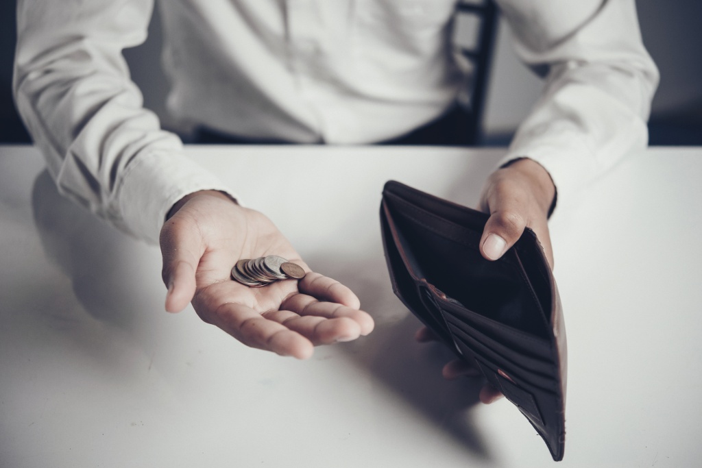 businessman-saving-money.jpg монеты
