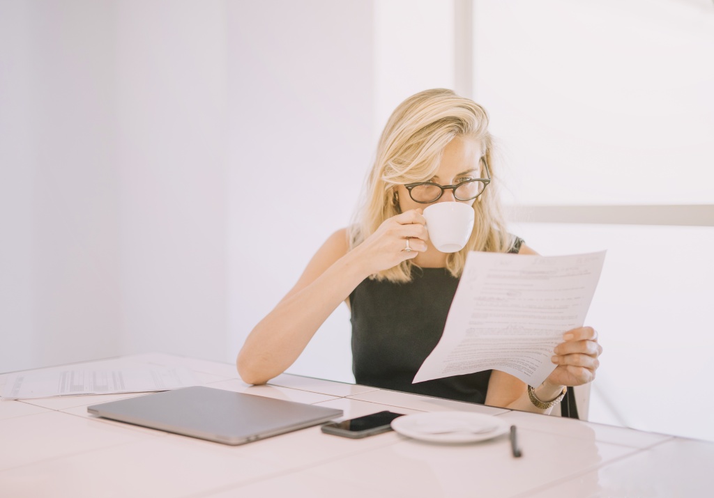 сотрудница